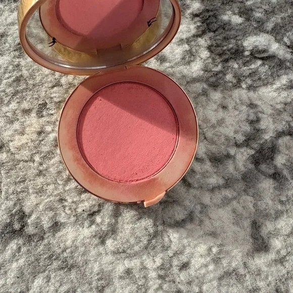 Gucci Pink and Gold Starry Compact—silky rose blush - Picture 2 of 5